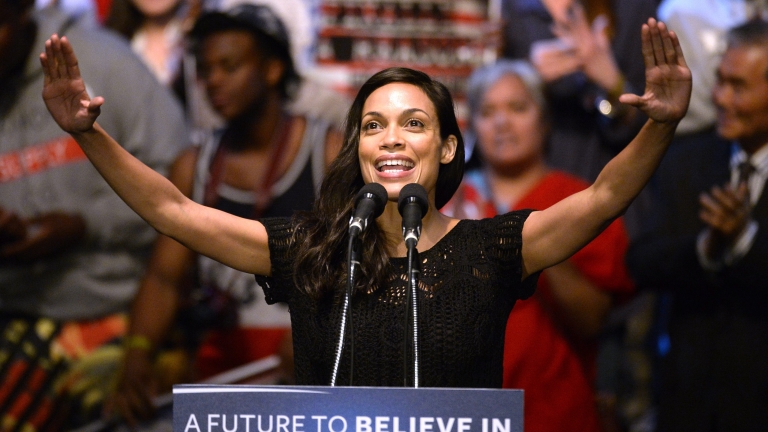 epa05228372 US actress Rosario Dawson introduces US Democratic Presidential candidate Bernie Sanders during an election campaign rally, at the Wiltern Theatre in Los Angeles, California, USA, 23 March 2016.  EPA/MIKE NELSON