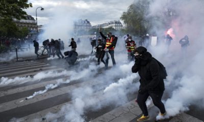 epaselect epa05281733 Protesters clash with French riot police at the end of a demonstration against labor reform on the Place de la Nation in Paris, France, 28 April 2016. Students, workers, seniors gave gathered today for the fourth general protest against French labor reform project.  EPA/ETIENNE LAURENT