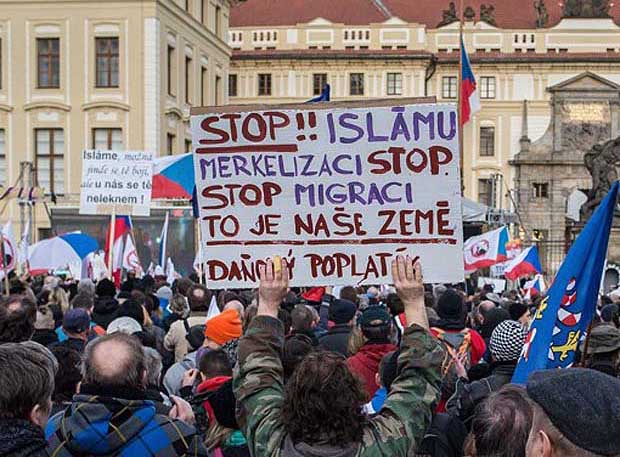 26-13-01-Praga-Protest-1