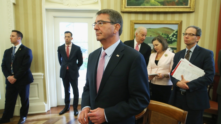 epa05243864 US Defense Secretary Ash Carter (C) listens to US President Barack Obama speak during a meeting with NATO Secretary General Jens Stoltenberg in the Oval Office at the White House in Washington, DC, USA, 04 April 2016. Obama and Stoltenberg discussed how NATO could assist in training troops to fight ISIS.  EPA/Mark Wilson / POOL AFP OUT