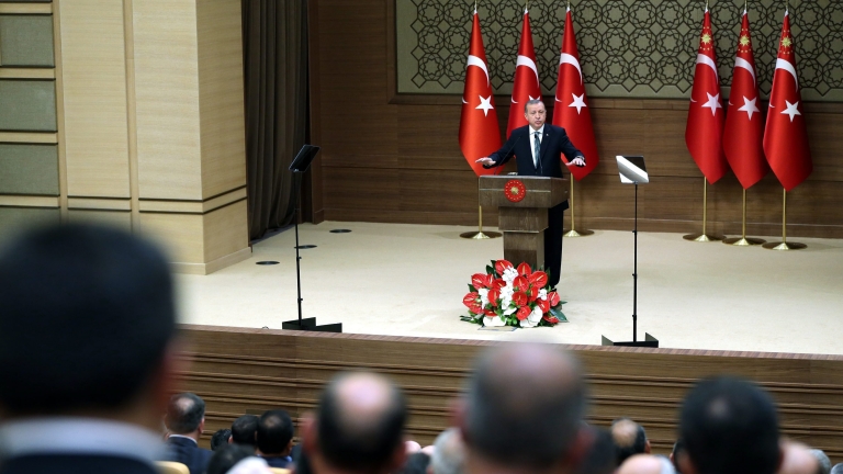 epa05289569 A handout picture provided by the Turkish Presidential Press office shows Turkish President Recep Tayyip Erdogan (C) speaking to mukhtars, at the Presidential Palace in Ankara, Turkey, 04 May 2016. Mukhtars are the heads of local government in Turkey.  EPA/TURKISH PRESIDENTIAL PRESS OFFICE / HANDOUT  HANDOUT EDITORIAL USE ONLY/NO SALES