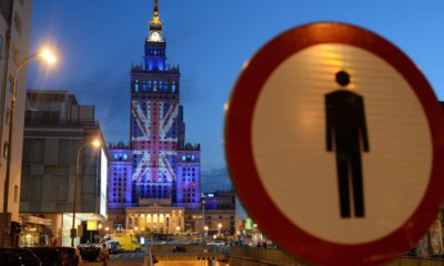 epa05384923 The British flag is displayed on the facade of the Palace of Culture and Science in Warsaw, Poland, 22 June 2016. Britons will vote on whether to remain in or leave the European Union (EU) in a referendum on 23 June.  EPA/Jacek Turczyk POLAND OUT