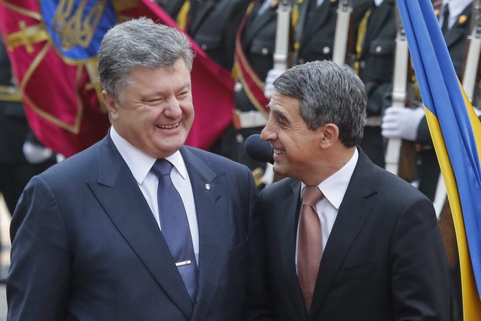 epa04834893 Ukrainian President Petro Poroshenko (L) accompanies his Bulgarian counterpart Rosen Plevneliev (R) as they inspect a honor guard in front of the Presidential Administration building prior to their meeting, in Kiev, Ukraine, 07 July 2015. Plevneliev arrived to Ukraine for an official visit.  EPA/ROMAN PILIPEY