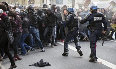 epa05244850 Youths clash with riot police during a demonstration against the government's controversial labor reform, in Paris, France, 05 April 2016. French students are protesting against a draft of the French government on new labor laws.  EPA/ETIENNE LAURENT
