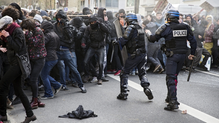 epa05244850 Youths clash with riot police during a demonstration against the government's controversial labor reform, in Paris, France, 05 April 2016. French students are protesting against a draft of the French government on new labor laws.  EPA/ETIENNE LAURENT