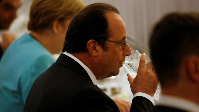 France's President Francois Hollande takes part in a NATO Summit working dinner at the Presidential Palace in Warsaw, Poland July 8, 2016. REUTERS/Jonathan Ernst - RTX2KEI5