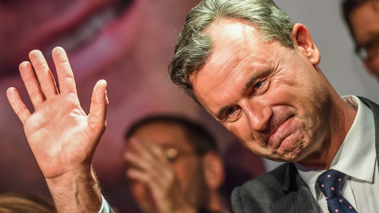 epa05323998 Right-wing Austrian Freedom Party (FPOe) presidential candidate Norbert Hofer waves to his supporters at the Prater Alm Bar, during the Austrian presidential elections run-off in Vienna, Austria, 22 May 2016.  EPA/CHRISTIAN BRUNA