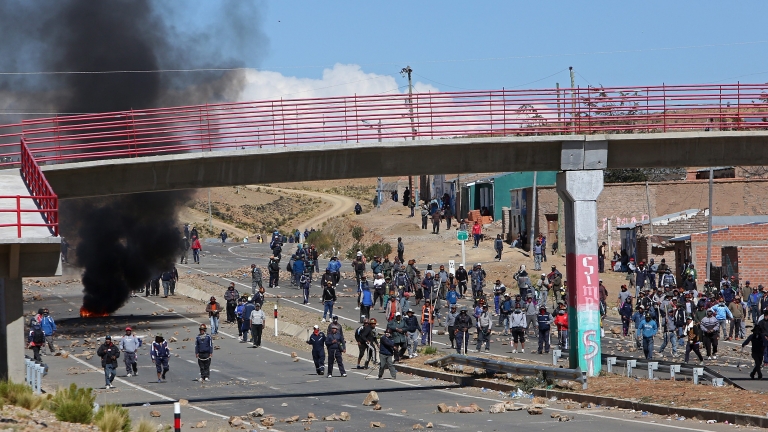 epa05510440 Bolivian policemen clash with miners near a blocked road in Panduro, Bolivia, 25 August 2016. The miners, the majority of whom are members of the National Federation of Mining Cooperatives of Bolivia (FENCOMIN) organized the indefinite strike to demand amendments to the Mining Act, as well as improvements in working conditions and pay, among other concessions. According to media reports, there has been at least one casualty during the clashes, as Bolivian Deputy Interior Minister Rodolfo Illanes was allegedly beaten to death by a group of mineworkers.  EPA/MARTIN ALIPAZ