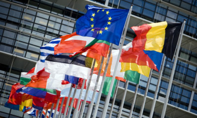 STRAATSBURG - Vlaggen voor het gebouw van het Europese Parlement. ANP XTRA LEX VAN LIESHOUT