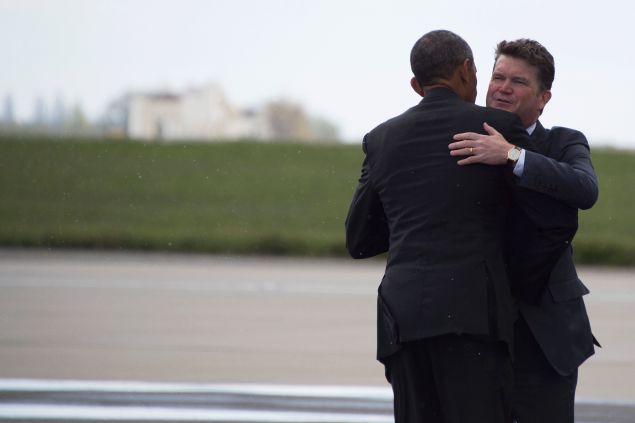 US President Barack Obama (L) bids farewell to US Ambassador to Britain Matthew Barzun at London's Stansted airport on April 24, 2016, as President Obama leaves for Germany. / AFP / Jim Watson        (Photo credit should read JIM WATSON/AFP/Getty Images)
