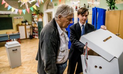 epa05566079 Chairman of the voting comittee Janos Fuzi (R) and Laszlo Ambrus, the first voter at the polling station check a ballot box prior to sealing it in Budapest, Hungary, 02 October 2016. Hungary holds a referendum on the European Union's proposed migrant quota scheme to oppose the mandatory resettling of non-Hungarians in the country.  EPA/ZOLTAN BALOGH HUNGARY OUT