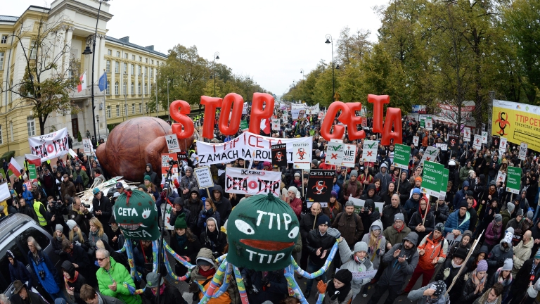 epa05586447 People gather a demonstration against the CETA and TTIP trade agreements, in front of the Chancellery of the Prime Minister of Poland in Warsaw, Poland, 15 October 2016. A coalition of organisations wants to stop the both controversial Comprehensive Economic and Trade Agreement (CETA) between Canada and the European Union (EU) and the Transatlantic Trade and Investment Partnership (TTIP) between USA and the EU.  EPA/JACEK TURCZYK POLAND OUT