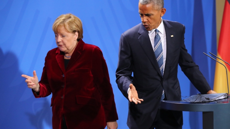 epa05635223 US President Barack Obama and German Chancellor Angela Merkel deliver a press conference in the Federal Chancellery in Berlin, Germany, 17 November 2016. Obama is on a farewell visit to the German captial.  EPA/KAY NIETFELD
