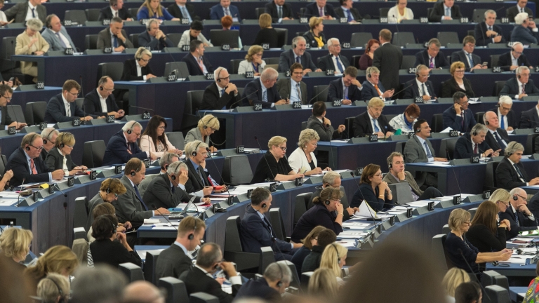 epa05569533 Members of Parliament listens to a speech prior to voting on the UN Climate Change agreement at the European Parliament in Strasbourg, France, 04 October 2016. The Parliament has ratified the Paris environmental agreements.  EPA/PATRICK SEEGER