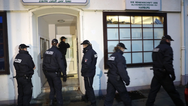 epa05631903 Police officers stand in front of the Al-Taqwa Mosque during a search in Hamburg, Germany, 15 November 2016. Several police officers took part in an anti-terrorism raid against suspected supporters of the Islamic State (IS or ISIS) militant group. Authorities held raids against Islamist networks in ten German states.  EPA/CHRISTIAN CHARISIUS