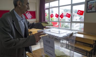epa04787408 A man casts his vote at a polling station in Istanbul, Turkey on 07 June 2015. Reports state that some 53 million Turkish people vote in the general elections on 07 June 2015 to shape the 550-seat parliament.  EPA/TOLGA BOZOGLU