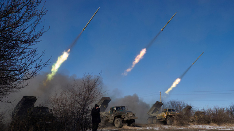 VUGLEGIRSK , UKRAINE - FEBRUARY 18: Pro-Russian rebels fire artillery grad rockets towards Debaltseve on February 18, 2015, near Vuglegirsk, Ukraine. Ukrainian troops have been forced to retreat from Debaltseve following continued fighting as rebel fighters advance into the town in spite of the recent ceasefire agreement. (Photo by Pierre Crom/Getty Images)