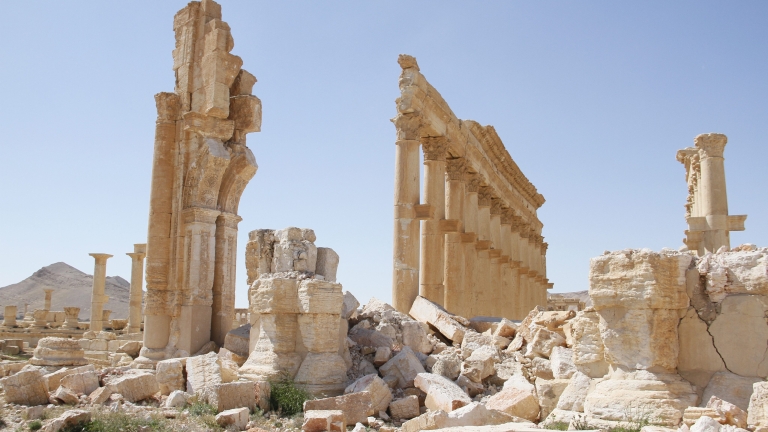 epa05669426 (FILE) A file picture dated 01 April 2016 shows damages near the Arch of Triumph in the ancient city of Palmyra in the central city of Homs, Syria. On 10 December 2016 Islamic State (IS) fighters re-entered Palmyra after the Syrian government forces gained control over the Unesco World Heritage site on March 2016.  EPA/YOUSSEF BADAWI *** Local Caption *** 52679087