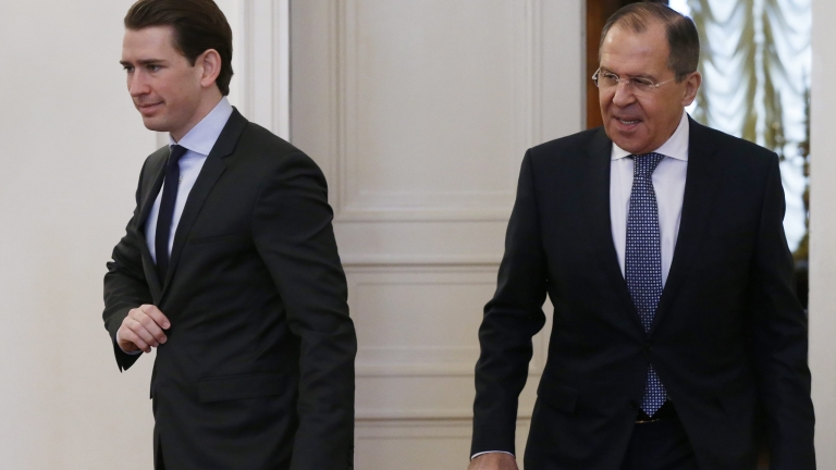 epa05727015 Russian Foreign Minister Sergei Lavrov (L) and Austrian Federal Minister for Europe, Integration and Foreign Affairs Sebastian Kurz (R) walk during their meeting in Moscow, Russia, 18 January 2017.  EPA/YURI KOCHETKOV