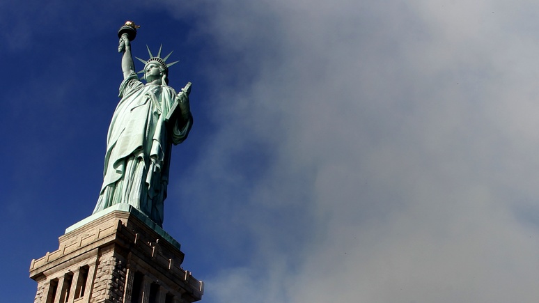 The Statue of Liberty is seen early on October 28, 2011 during ceremonies marking the 125th anniversary of the Statue at Liberty Island in New York.  REUTERS/Mike Segar  (UNITED STATES - Tags: ANNIVERSARY SOCIETY) - RTR2TC0T