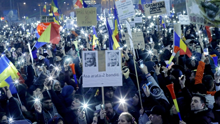 epaselect epa05773558 People switch on the lights on their mobile phones during a protest in front of government headquarters in Bucharest, Romania, 05 February 2017. Following mass protests, Romania's government on 05 February repelled during an emergency session their controversial ordnance after on 04 February 2017 they announced the withdrawal of the disputed bill passed late 31 January as a government ordinance to pardon those sentenced to jail terms shorter than five years.  EPA/ROBERT GHEMENT