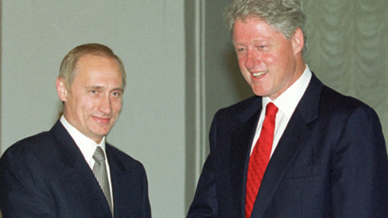 TAS20: MOSCOW, June 3 - President Vladimir Putin (left) and U.S. President Bill Clinton seen exchanging handshakes prior to proceed into the guest room to have a tete-a-tete talk. (ITAR-TASS photo/ Sergei Velichkin, Vladimir Rodionov) ----- ÒÀÑ 44 Ðîññèÿ, Ìîñêâà. 3 èþíÿ. Â Êðåìëå â 20.00 ìñê íà÷àëàñü ðîññèéñêî-àìåðèêàíñêàÿ âñòðå÷à íà âûñøåì óðîâíå. Ïðåçèäåíò Ðîññèè Âëàäèìèð Ïóòèí (íà ñíèìêå ñëåâà) òåïëî ïðèâåòñòâîâàë ïðèáûâøåãî â Ìîñêâó ïîëòîðà ÷àñà íàçàä ïðåçèäåíòà ÑØÀ Áèëëà Êëèíòîíà (íà ñíèìêå ñïðàâà). Ôîòî Ñåðãåÿ Âåëè÷êèíà è Âëàäèìèðà Ðîäèîíîâà (ÈÒÀÐ-ÒÀÑÑ)