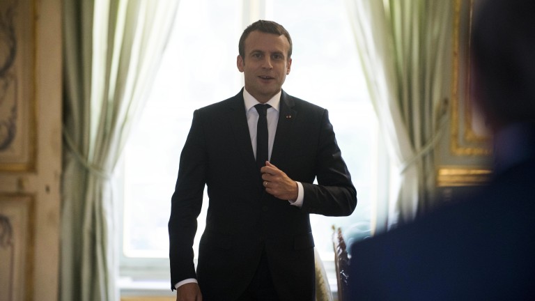 epa06038808 French President Emmanuel Macron waits to meet with Gerard Rameix (unseen), President of the 'Autorite des marches financiers' (AMF), France's market regulatory authority at the Elysee Palace in Paris, France, 20 June 2017.  EPA/JULIEN DE ROSA / POOL MAXPPP OUT