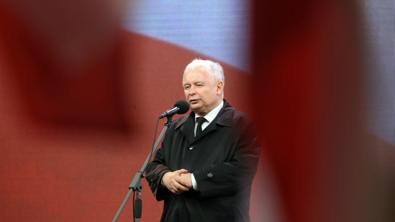 epa05901955 Leader of the ruling party Law and Justice Jaroslaw Kaczynski speaks during the 'Appeal of Memory' in front of the Presidential Palace to commemorate the 7th anniversary of the presidential plane crash near Smolensk, in Warsaw, Poland, 10 April 2017. The late Poland's President Lech Kaczynski, his wife Maria Kaczynska and 94 others died on 10 April 2010 when Polish presidential plane crashed in Smolensk, Russia.  EPA/PAWEL SUPERNAK POLAND OUT