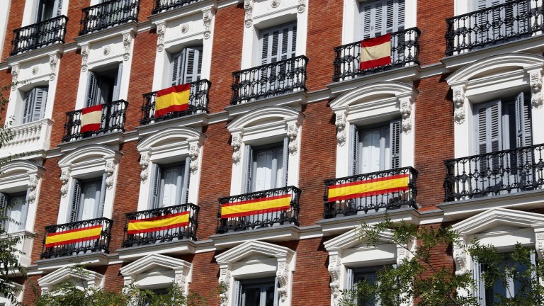 epa06233794 Spanish national flags hung from the balconies of a residential building in downtown Madrid, Spain, on 28 September 2017 (issued on 29 September). Many balconies in the city have been decorated with the Spanish flag ahead of the upcoming Catalan independence referendum scheduled for 01 October 2017. Catalan Government has called for an independence referendum in spite that it has been banned by the Constitutional Court.  EPA/ANGEL DIAZ