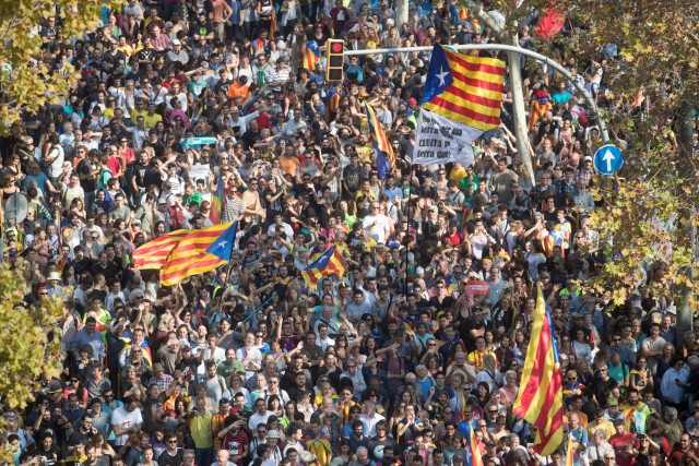 epa06292721 An aerial view shows thousands of people gathering near the Catalan regional Parliament to show their support to a possible independence proclamation during the regional Assembly's plenary session, in Barcelona, northeastern Spain, 27 October 2017. The Catalan Parliament continues its plenary session to debate whether to declare a uniteral independence and the proclamation of a republic in Catalonia, a day after Catalan regional President, Carles Puigdemont confirmed that he will not call regional elections.  EPA/MARTA PEREZ