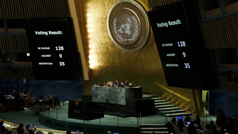 epa06401840 Screens showing results are seen during an United Nations General Assembly emergency special session to vote on a non-binding resolution condemning recent decisions about the status of Jerusalem at United Nations headquarters in New York, New York, USA, 21 December 2017.  The General Assembly voted overwhelming to denounce Presidents Trump recognizing Jerusalem as Israels capital and called on countries not to move their embassies to the city.  EPA/JUSTIN LANE