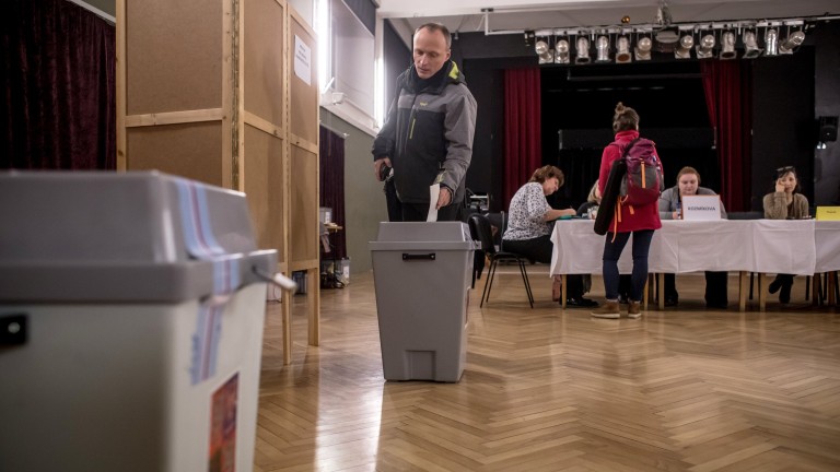 epa06476469 A man casts ballot at a polling station during voting in the presidential election run-off in Prague, Czech Republic, 26 January 2018. The second round of presidential elections in the Czech Republic will take place on 26 and 27 January 2018. Former chairman of the Czech Science Academy Jiri Drahos will be confronted with his opponent, current Czech President Milos Zeman.  EPA/MARTIN DIVISEK