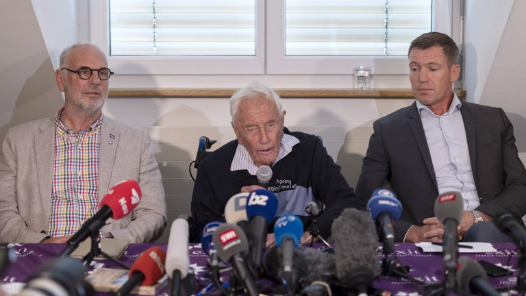 epa06722525 (L-R) Philip Nitschke, founder and director of the pro-euthanasia group Exit International, 104-year-old Australian scientist David Goodall and lawyer Moritz Gall, during the press conference a day before Goodall's assisted suicide in Basel, Switzerland, 09 May 2018. The 104-year-old, Australia's oldest scientis, travelled to Switzerland where he has chosen to die by voluntary euthanasia on 10 May.  EPA/GEORGIOS KEFALAS