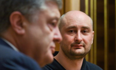 epa06774323 A handout photo made available by the Ukrainian Presidential Press Service shows Ukrainian President Petro Poroshenko (L) with Russian opposition journalist Arkady Babchenko at a media conference in Kiev, Ukraine, 30 May 2018. Russian president Putin's vocal critic Arkady Babchenko is alive and his 'assassination' was a special operation by the SBU Security Service of Ukraine. The SBU said that its officers had detained a suspect who was engaged in preparations for the contract killing of the journalist. It was intentionally reported earlier that Russian opposition journalist Arkady Babchenko was shot dead on 29 May 2018 in his Kiev home by three shots to his back and that he died from his wounds on the way to hospital. Arkady Babchenko had left Russia in 2017 and lives in Kiev since August 2017.  EPA/MYKOLA LAZARENKO / HANDOUT  HANDOUT EDITORIAL USE ONLY/NO SALES
