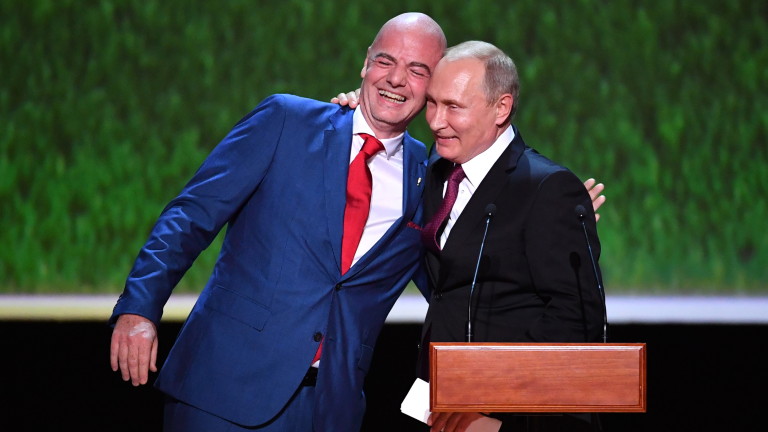 epa06889353 FIFA President Gianni Infantino (L) hugs Russian President Vladimir Putin (R)  before a gala concert of world opera stars at the State Academic Bolshoi Theatre in Moscow, Russia, 14 July 2018. The concert takes place on the eve of the final match of the 2018 FIFA World Cup.  EPA/YURI KADOBNOV/POOL
