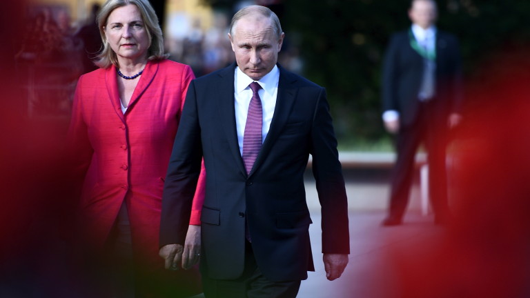 epa06787348 Russian President Vladimir Putin (C) and Austrian Foreign Minister Karin Kneissl during the wreath ceremony in front of the Soviet War Memorial at the Schwarzenbergplatz in Vienna, Austria, 05 June 2018. Putin is in Austria for an one-day official state visit.  EPA/CHRISTIAN BRUNA