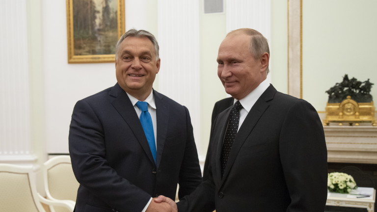 epa07029785 Hungarian Prime Minister Viktor Orban (L) and Russian President Vladimir Putin shake hands during their meeting in the Kremlin in Moscow, Russia, 18 September 2018.  EPA/ALEXANDER ZEMLIANICHENKO / POOL