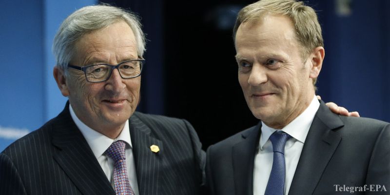 epa04670336 President of the European Council, Polish, Donald Tusk (R) and European Commission President Jean-Claude Juncker (L) give a press briefing during European heads of states and government summit in Brussels, Belgium, 19 March 2015.  EPA/OLIVIER HOSLET