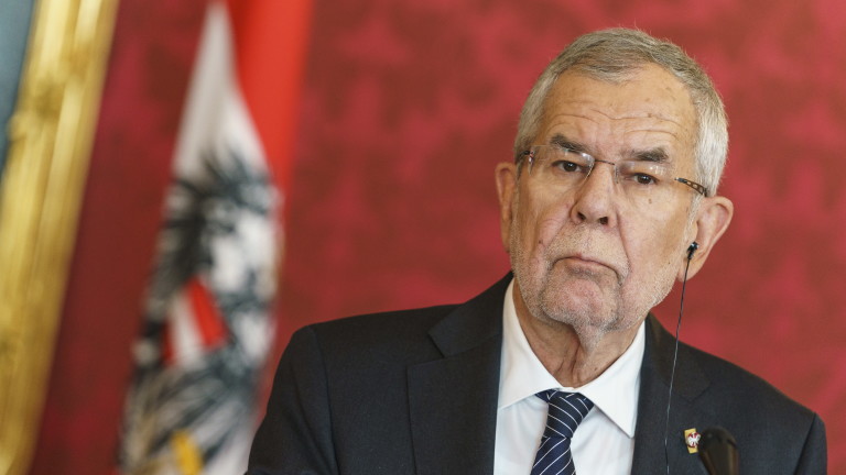 epa07382652 Austrian Federal President Alexander Van der Bellen speaks during a press conference after his meeting with President of Hungary Janos Ader (unseen) at the presidential office of the Hofburg Palace in Vienna, Austria, 20 February 2019. Ader is on a working visit in Vienna.  EPA/CHRISTIAN HOFER