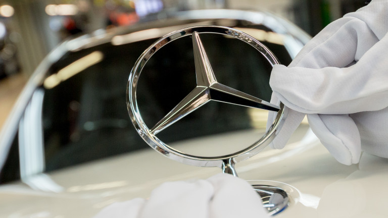 STUTTGART, GERMANY - JANUARY 24:  An employee mounts a Daimler AG Mercedes-Benz emblem to the hood of a S-Class sedans at the Mercedes-Benz plant on January 24, 2018 in Sindelfingen, Germany. Daimler AG, which owns the Mercedes-Benz brand, will host its annual press conference to present financial results for 2017 on February 1. Daimler produces S-class and E-class cars at the Sindelfingen facility.  (Photo by Thomas Niedermueller/Getty Images)
