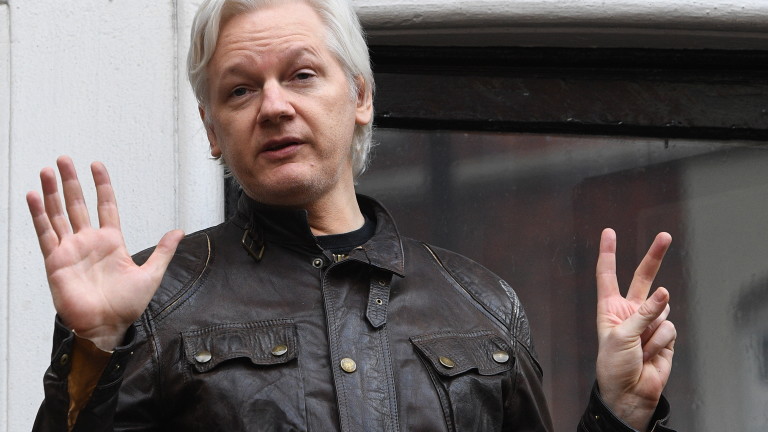 epa07389231 epa07130985 (FILE) - Wikileaks founder Julian Assange speaks to reporters on the balcony of the Ecuadorian Embassy in London, Britain, 19 May 2017, (reissued 22 February 2019).  According to news reports on 22 February 2019 Julian Assange has been issued with a new Australian passport clearing the way for him to finally leave the Ecuadorian Embassy in London.  EPA/FACUNDO ARRIZABALAGA *** Local Caption *** 54739197