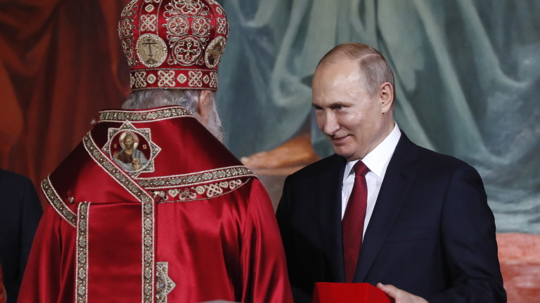 epa07533141 Patriarch Kirill (L) of Moscow and All Russia greets Russian President Vladimir Putin (R) as they congratulate each other during the Orthodox Easter holiday service at the Christ the Savior Cathedral in Moscow, Russia, 28 April 2019.  EPA/YURI KOCHETKOV