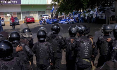 epa07512969 Members of Nicaraguan National Police face off with demonstrators during an opposition's anti-Government protest, in Managua, Nicaragua, 17 April 2019.  EPA/Jorge Torres