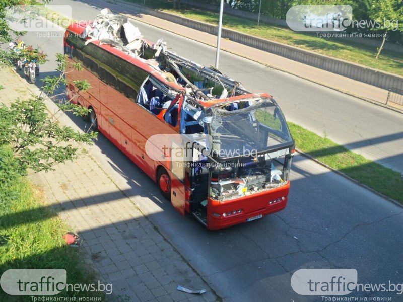 avtobusat-opital-se-da-mine-pod-mosta-564