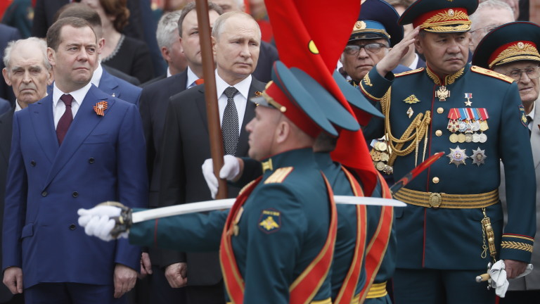epa07557306 Russian President Vladimir Putin (C) attends a wreath laying ceremony after the Victory Day Parade in Moscow, Russia, 09 May 2019. Russia marks on 09 May the 74th anniversary of the victory in the World War II over Nazi Germany and its allies. The Soviet Union lost 27 million people in the war.  EPA/SERGEI ILNITSKY