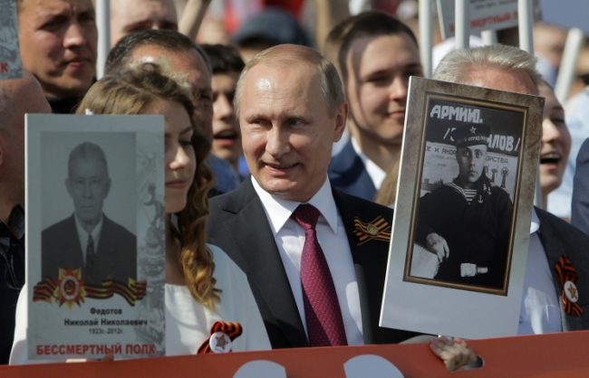 Путин-се-включи-в-шествието-„Безсмъртния-полк“-в-Москва-650x418
