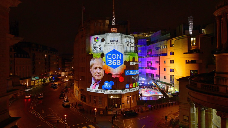 epa08067020 A handout photo made available by the BBC shows exit polls of Conservative Party result projected onto Broadcasting House in London, Britain, 12 December 2019. According to exit polls, Conservative party won the elections with 368 seats ahead of Labour party with 191 seats in the House of Commons.  EPA/JEFF OVERS / BBC / HANDOUT MANDATORY CREDIT NOTE TO EDITORS: Not for use more than 21 days after issue. HANDOUT EDITORIAL USE ONLY/NO SALES