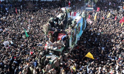 epa08109732 Iranians carrying the coffin of late Iranian Revolutionary Guards Corps (IRGC) Lieutenant general and commander of the Quds Force Qasem Soleimani and his allies in his home town Kerman, Iran, 07 January 2020. Media reported that some people have been died as stuck in the crowd during the funeral.  EPA/STR