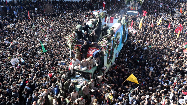 epa08109732 Iranians carrying the coffin of late Iranian Revolutionary Guards Corps (IRGC) Lieutenant general and commander of the Quds Force Qasem Soleimani and his allies in his home town Kerman, Iran, 07 January 2020. Media reported that some people have been died as stuck in the crowd during the funeral. EPA/STR