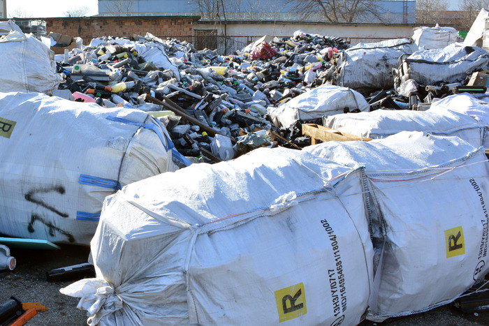 Враца (7 януари 2020) Собственикът на внесените отпадъчни тонер касети от Италия, които са складирани на нелицензирана площадка във Враца, ще бъде глобен след повторна проверка в присъствие на негов законен представител. На 4 януари експерти от РИОСВ-Враца, териториалното звено на ДАНС и Областната дирекция на МВР извършиха проверка по сигнал за нерегламентирано складиране на отпадъци на площадка в складова база в града. Установено е, че се съхраняват 50 тона отпадък - използвани тонер касети, внос от Италия. Повечето от касетите са опаковани, но има и в насипно състояние. Според представените документи при проверката, отпадъкът е тръгнал към България като неопасен. Пресфото - БТА снимка: Любомира Филипова (ПК)
